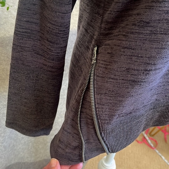 Athleta Blissful Shark-Bite Sweatshirt in Shale Heather (charcoal gray) Sz M. - Picture 5 of 9
